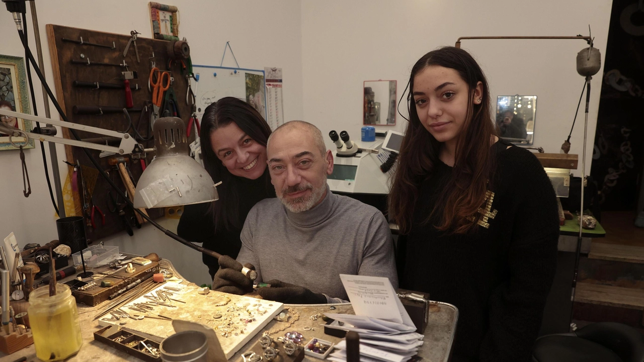 Marcello Vallini nel suo laboratorio con l’assistente e apprendista Gemma Butini e la figlia, allieva d’eccezione, Viola Vallini Marcello Vallini nel suo laboratorio con l’assistente e apprendista Gemma Butini e la figlia, allieva d’eccezione, Viola Vallini