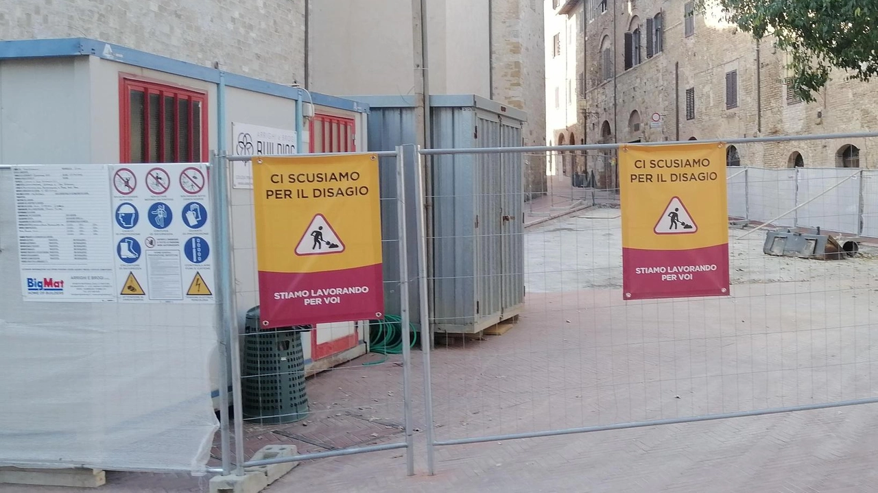 In piazza delle Erbe il mercato, quello del giovedì, viene trasferito per alcuni mesi in piazza Sant’Agostino che a sua volta aspetta di essere rimessa a nuovo In piazza delle Erbe il mercato, quello del giovedì, viene trasferito per alcuni mesi in piazza Sant’Agostino che a sua volta aspetta di essere rimessa a nuovo
