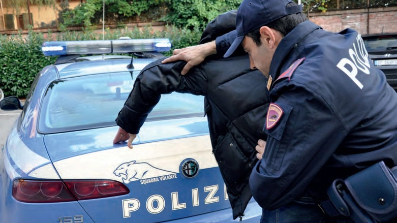 La polizia ha fermato il 37enne in flagranza di reato