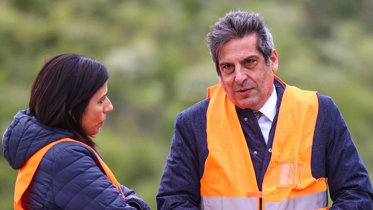 Il colloquio tra l’assessora regionale all’Ambiente Monia Monni e l’amministratore delegato di Alia Multiutility Alberto Irace Monni ha lanciato l’idea di una società toscana per gli investimenti idrici Il colloquio tra l’assessora regionale all’Ambiente Monia Monni e l’amministratore delegato di Alia Multiutility Alberto Irace Monni ha lanciato l’idea di una società toscana per gli investimenti idrici