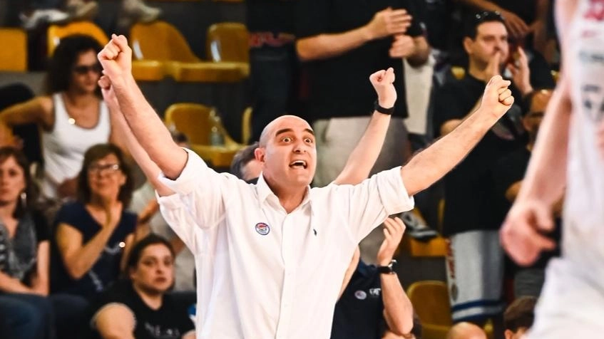 Coach Federico Barsotti durante la serie con Treviglio