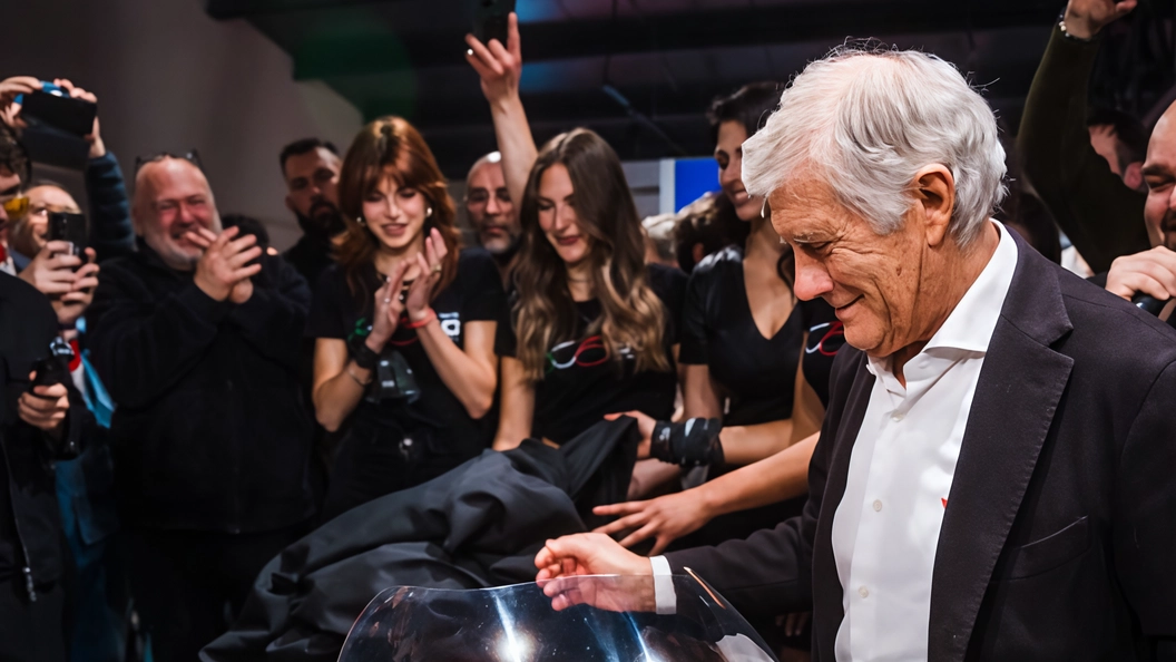 Applausi, selfie, autografi (come quello sul serbatoio di una MV Agusta, la moto con cui ha acceso la sua leggenda):...