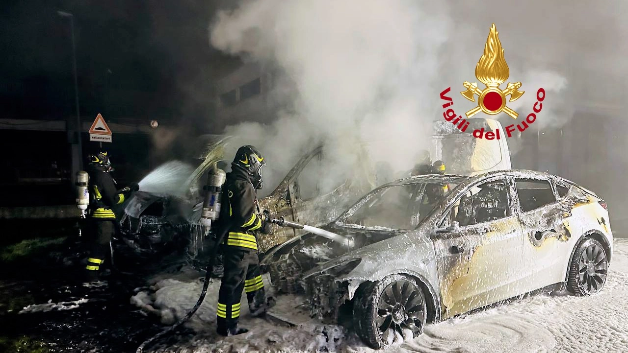 I vigili del fuoco sono intervenuti sull'incendio a Sesto Fiorentino che ha coinvolto auto e furgoni I vigili del fuoco sono intervenuti sull'incendio a Sesto Fiorentino che ha coinvolto auto e furgoni