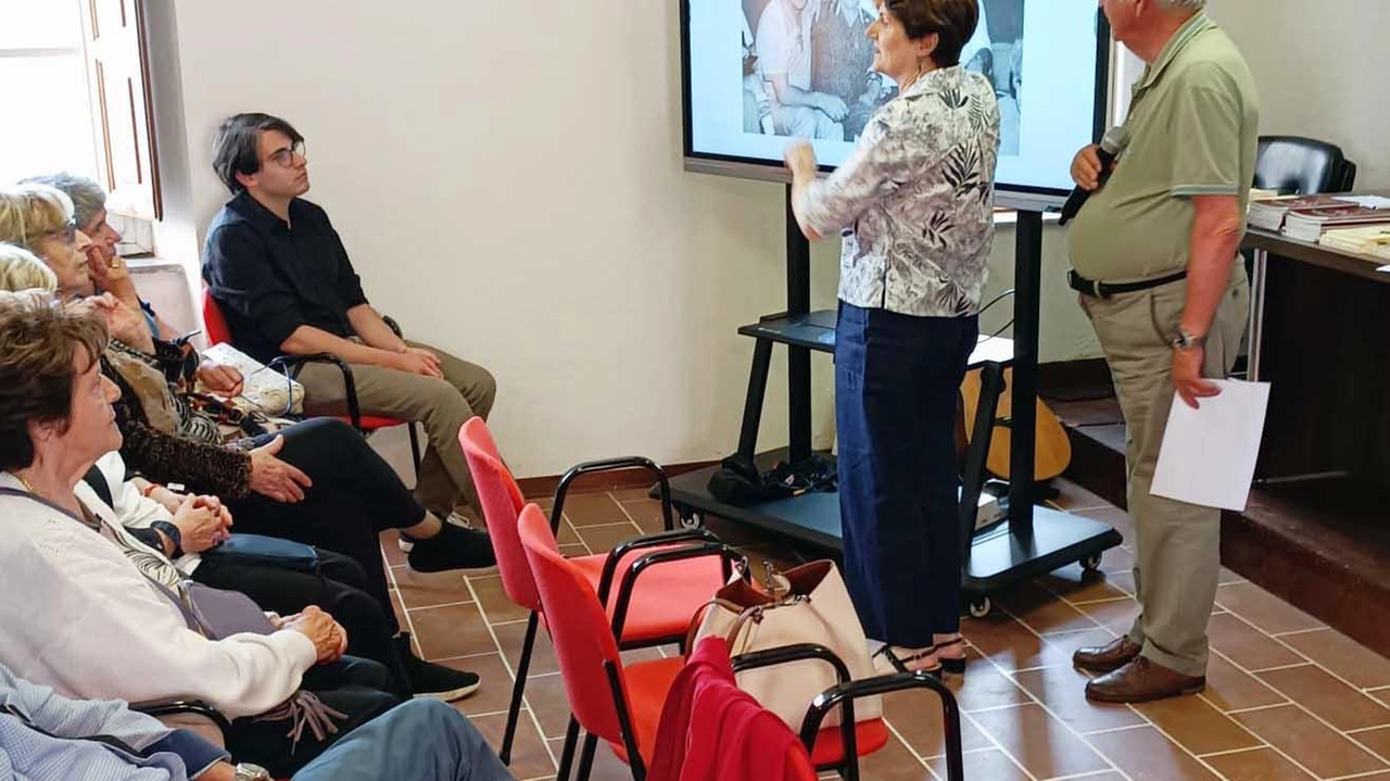 Pietro Paolo Angelini con Norma Mattei, che ha donato il Diario di Nella Morelli al Museo di Coreglia Pietro Paolo Angelini con Norma Mattei, che ha donato il Diario di Nella Morelli al Museo di Coreglia