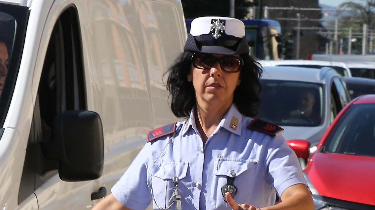 Una agente della polizia municipale in una foto di repertorio Una agente della polizia municipale in una foto di repertorio