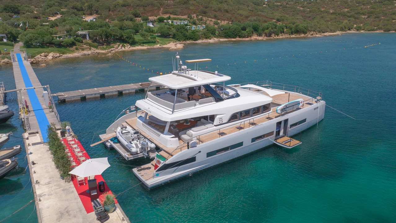 Lo yacht