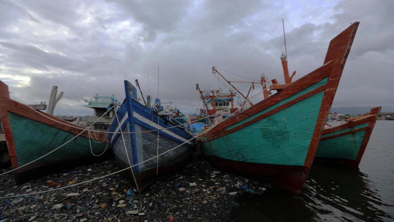 Aliseo porta onde pericolose, vietati la pesca e il diporto Aliseo porta onde pericolose, vietati la pesca e il diporto