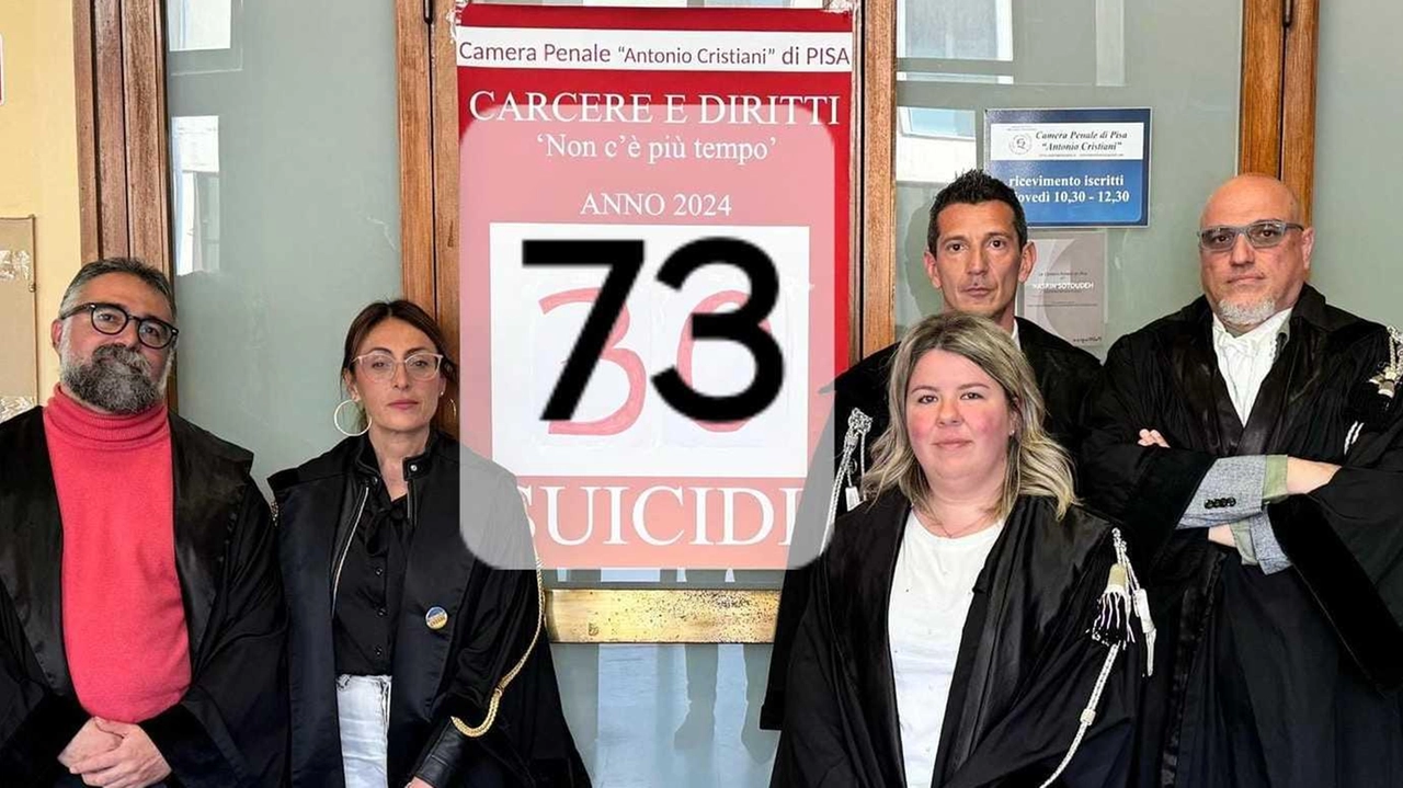 La presidente della Camera penale di Pisa Serena Caputo con alcuni colleghi davanti al cartello che indica i suicidi in carcere da inizio anno, sono oltre 70 La presidente della Camera penale di Pisa Serena Caputo con alcuni colleghi davanti al cartello che indica i suicidi in carcere da inizio anno, sono oltre 70