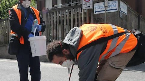 Operatori impegnati nella disinfestazione di tombini contro diffusione delle zanzare