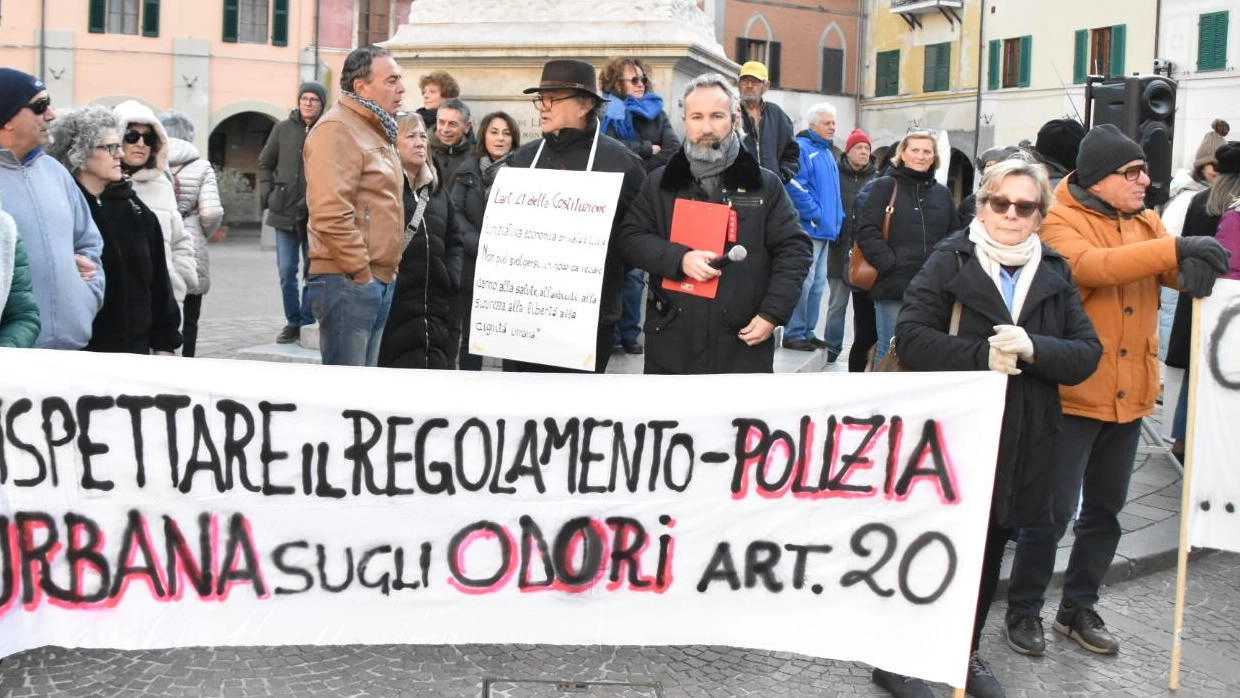 Vivarelli Colonna ha ricevuto il rapporto ieri mattina: c’è scritto che la salubrità è in miglioramento "Il Consiglio di Stato poi è chiaro e specifica che i Comuni sono senza competenze sulla materia". Vivarelli Colonna ha ricevuto il rapporto ieri mattina: c’è scritto che la salubrità è in miglioramento "Il Consiglio di Stato poi è chiaro e specifica che i Comuni sono senza competenze sulla materia".