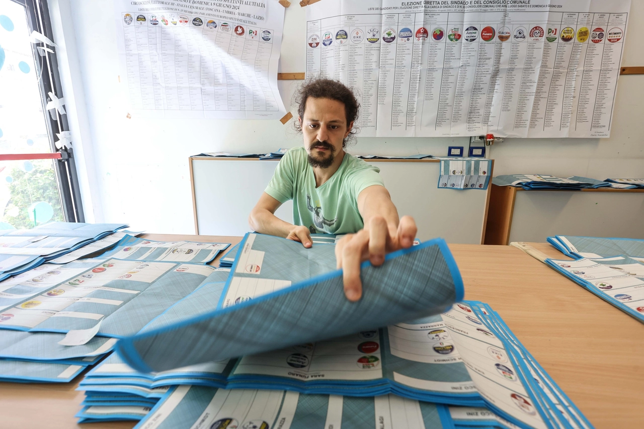Lo spoglio delle schede in un seggio elettorale (Foto di repertorio)