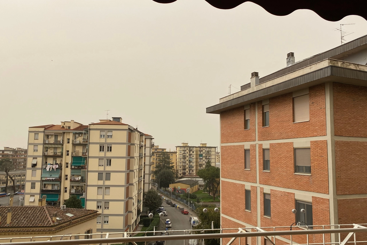 Il cielo giallo di questi giorni