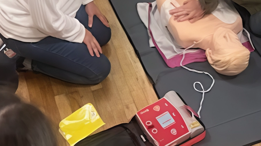 Uno dei corsi di soccorso con il defibrillatore a cura di Erp e Monasterio Uno dei corsi di soccorso con il defibrillatore a cura di Erp e Monasterio