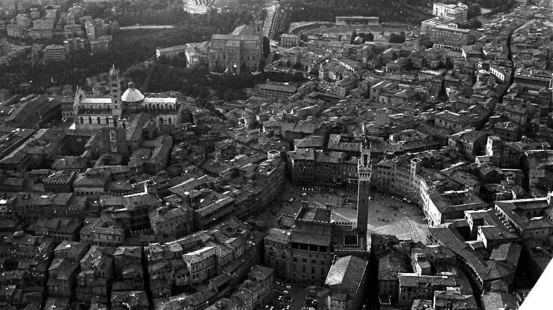 Siena vista dall’alto nello scatto di Augusto Mattioli Siena vista dall’alto nello scatto di Augusto Mattioli