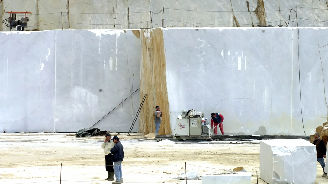 Il regolamento degli agri marmiferi di nuovo al centro di un contenzioso fra Coune e aziende che ricorrono contro l’obbligo della filiera corta Il regolamento degli agri marmiferi di nuovo al centro di un contenzioso fra Coune e aziende che ricorrono contro l’obbligo della filiera corta