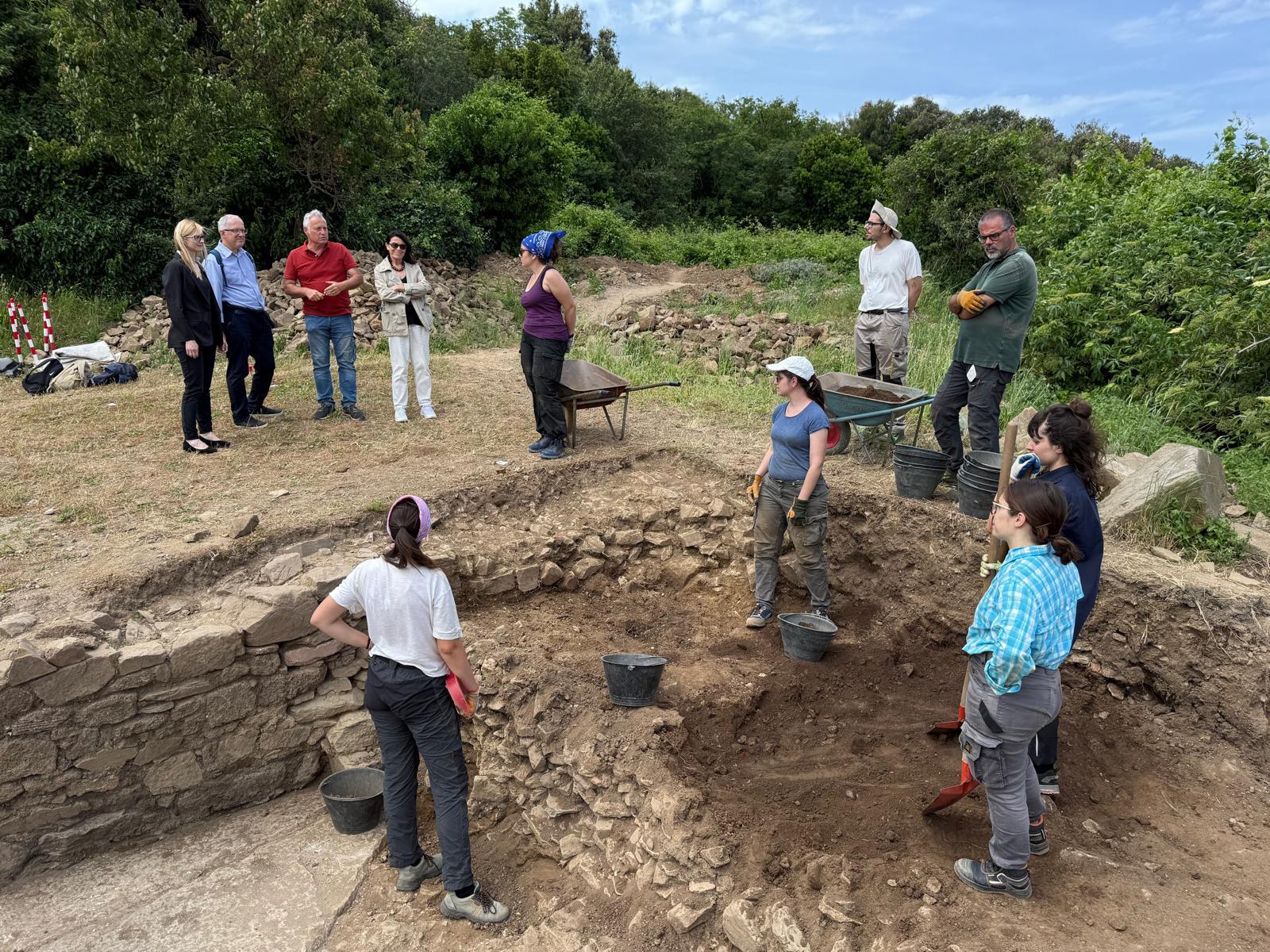 https://www.lanazione.it/image-service/view/acePublic/alias/contentid/OTQ2ZDM2ODUtYThmYi00/0/gli-scavi-archeologici-a-populonia.jpeg