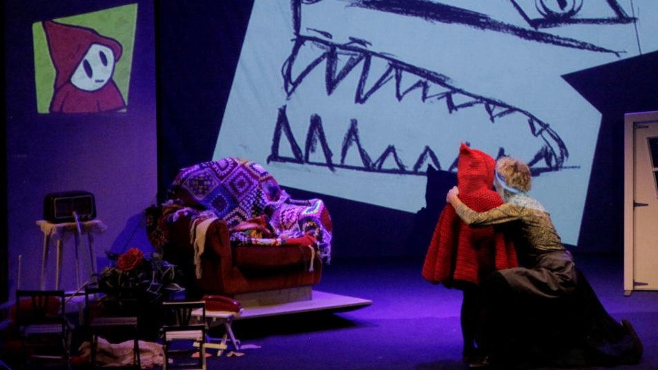 Un momento di «Cappuccetto e la nonna», spettacolo di Giallo Mare stasera al Teatro del Popolo di Castelfiorentino all’interno della rassegna «Stasera pago io» Un momento di «Cappuccetto e la nonna», spettacolo di Giallo Mare stasera al Teatro del Popolo di Castelfiorentino all’interno della rassegna «Stasera pago io»
