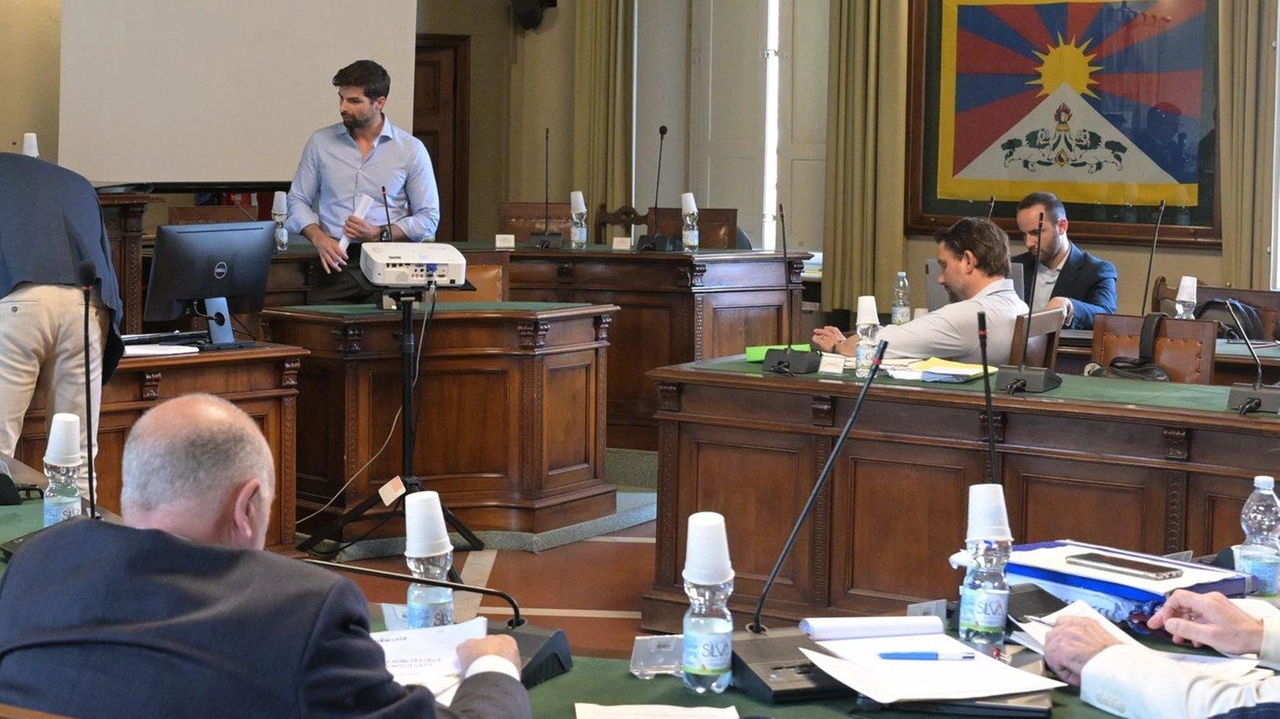 1Erano da tempo (e con qualche mugugno) presenti nell’aula consiliare: ora dovranno accomodarsi nella stanza che precede l’assise comunale. Con... 1Erano da tempo (e con qualche mugugno) presenti nell’aula consiliare: ora dovranno accomodarsi nella stanza che precede l’assise comunale. Con...