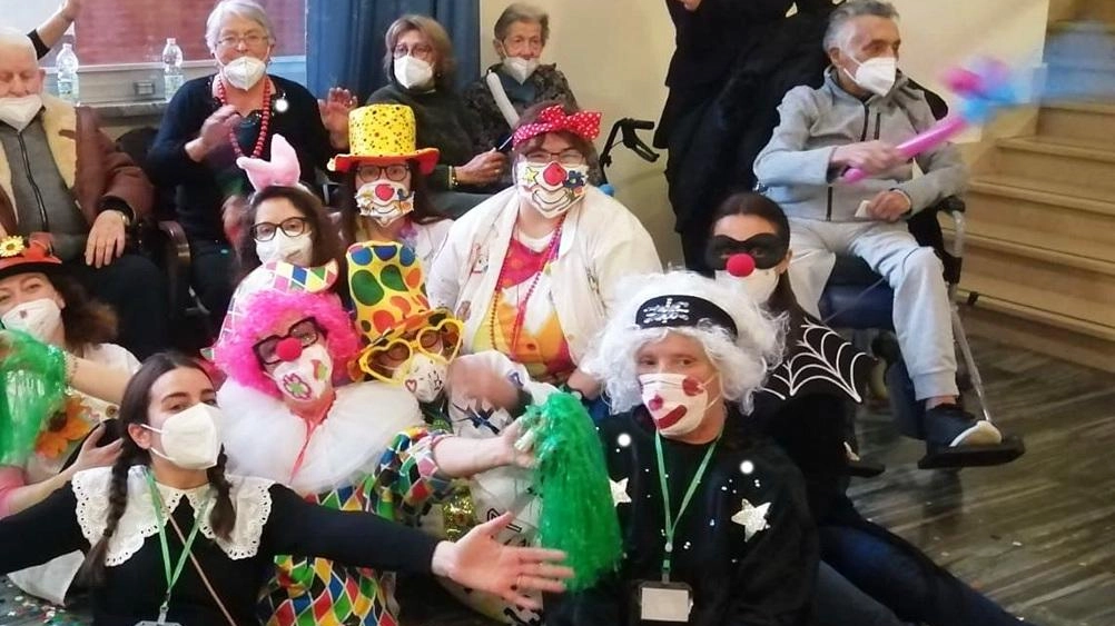 Una festa di carnevale per intrattenere gli ospiti di una residenza per anziani Una festa di carnevale per intrattenere gli ospiti di una residenza per anziani