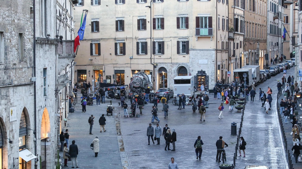 Francesca Archibugi ha iniziato ieri a girare in centro storico il suo nuovo film. Tantissimi curiosi hanno seguito i set e le star Francesca Archibugi ha iniziato ieri a girare in centro storico il suo nuovo film. Tantissimi curiosi hanno seguito i set e le star