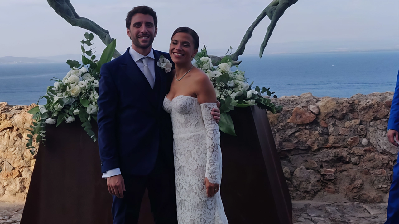 Lui, elegantissimo e un po’ emozionato come è doveroso quando ci si presenta agli appuntamenti fatidici della vita. Lei, ammaliante... Lui, elegantissimo e un po’ emozionato come è doveroso quando ci si presenta agli appuntamenti fatidici della vita. Lei, ammaliante...