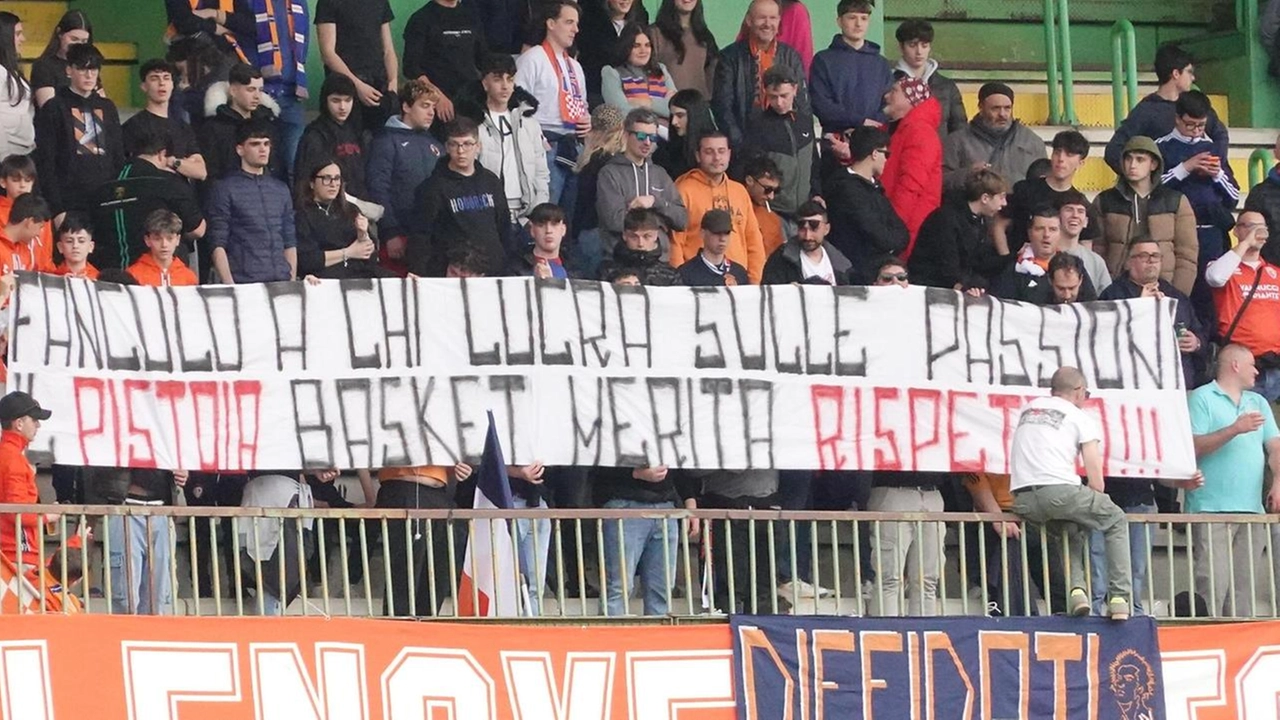Lo striscione di solidarietà degli ultras della Pistoiese (Acerboni-Castellani) Lo striscione di solidarietà degli ultras della Pistoiese (Acerboni-Castellani)