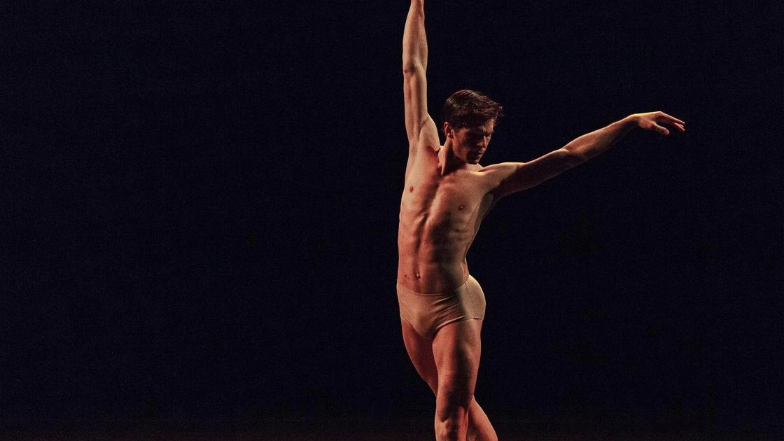 Il sipario blu del 45° Festival La Versiliana accoglie la danza e ospita stasera alle 21.30 il re del flamenco... Il sipario blu del 45° Festival La Versiliana accoglie la danza e ospita stasera alle 21.30 il re del flamenco...