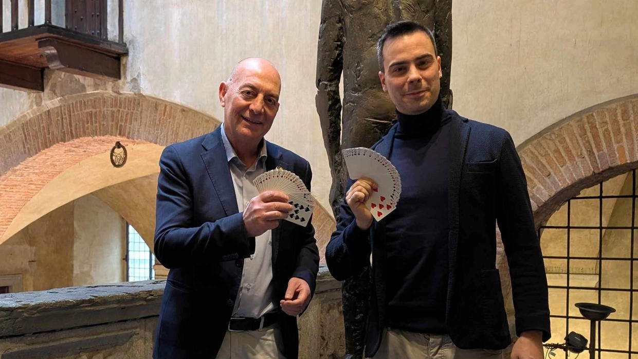 . foto l’assessore Sabella con l’ideatore di «Pistoia Magic» Francesco Micheloni . foto l’assessore Sabella con l’ideatore di «Pistoia Magic» Francesco Micheloni