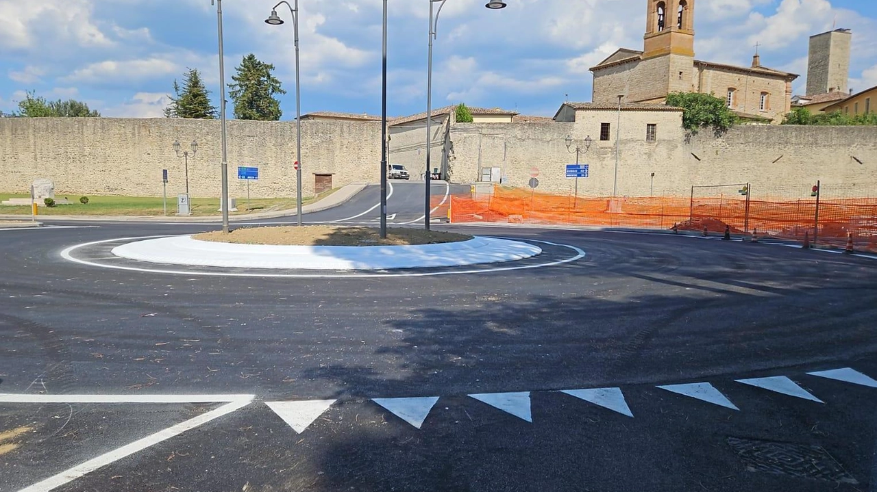 L’asfaltatura di rotatoria e. parcheggi di piazzale Ferri sono in fase di ultimazione L’asfaltatura di rotatoria e. parcheggi di piazzale Ferri sono in fase di ultimazione