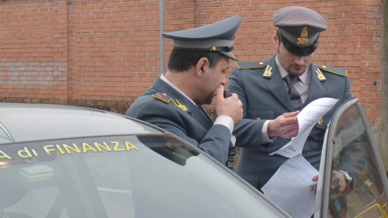 L’indagine della Guardia di Finanza di pisa ha consentito di smantellare un giro di spaccio di droga gestito dall’interno di una... drogheria di Castelfiorentini L’indagine della Guardia di Finanza di pisa ha consentito di smantellare un giro di spaccio di droga gestito dall’interno di una... drogheria di Castelfiorentini