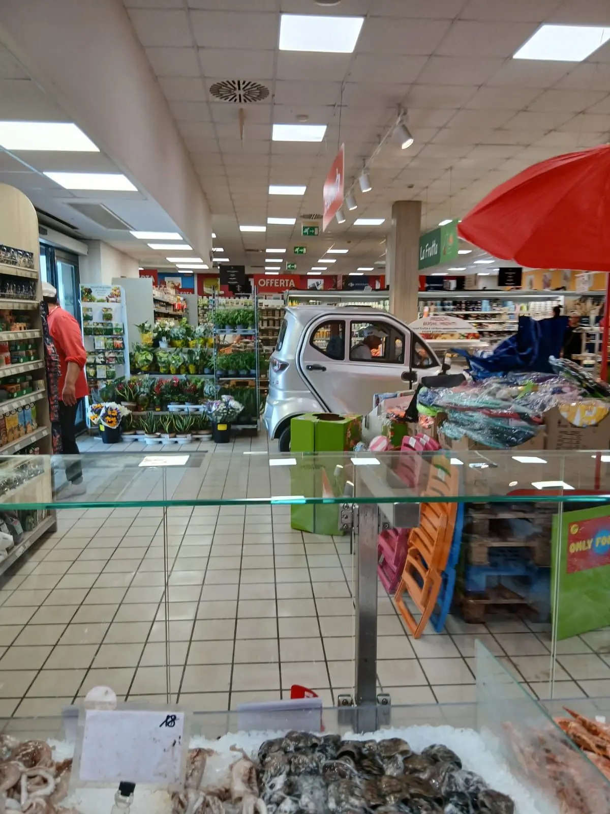 Entra nel supermercato con la minicar: “Scusate, ma devo fare la spesa”
