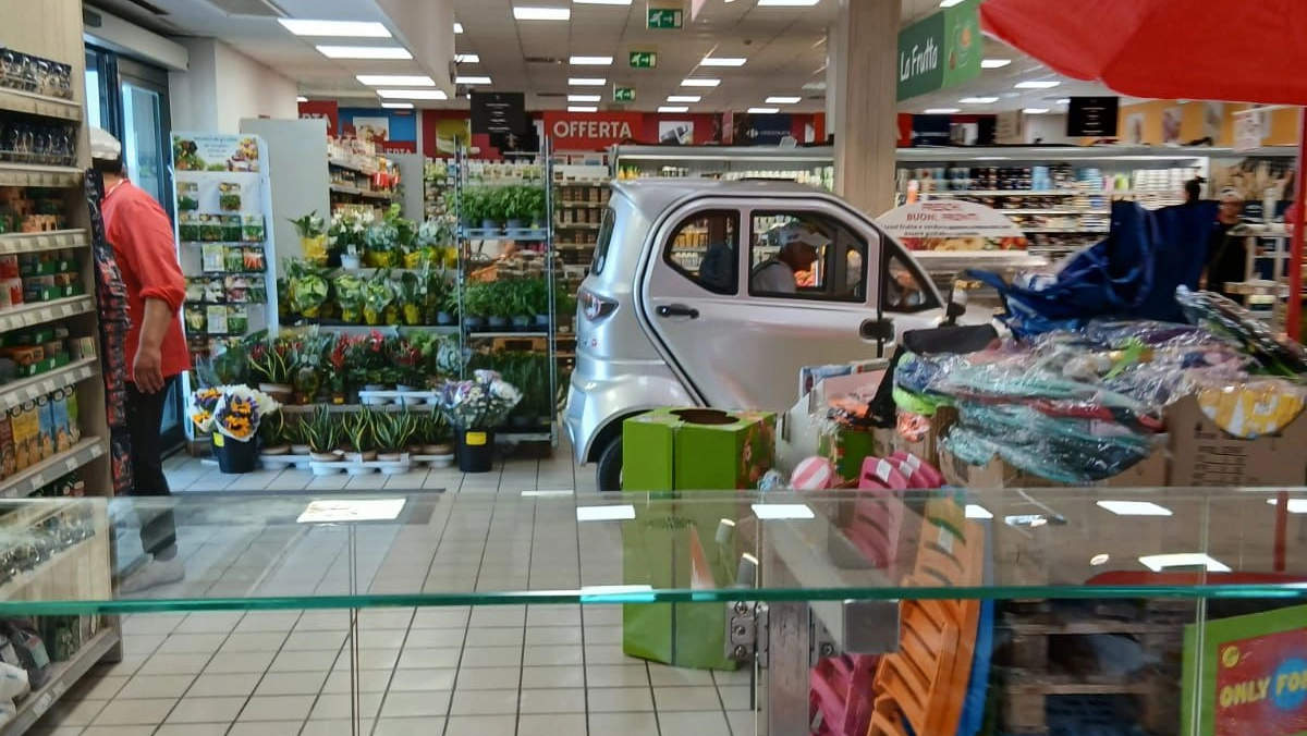 La minicar parcheggiata all'interno del supermercato