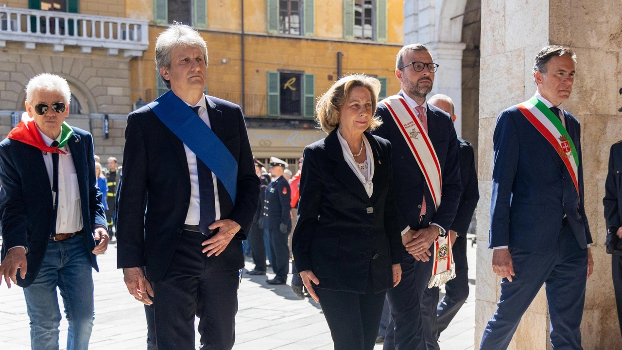 Celebrazione istituzionale ieri in Logge dei Banchi, con tutte le istituzioni cittadine e locali presenti. Mazzeo, presidente consiglio regionale: "Un pensiero alle donne della Resistenza, coraggiose e forti".
