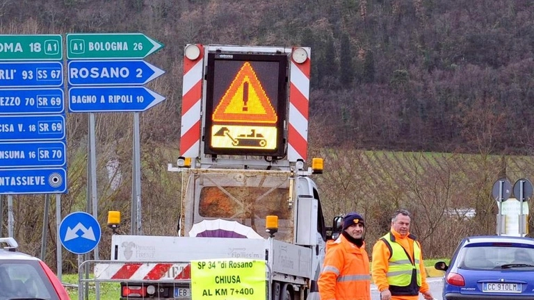 Operai ancora al lavoro per il ripristino della frana di via di Rosano