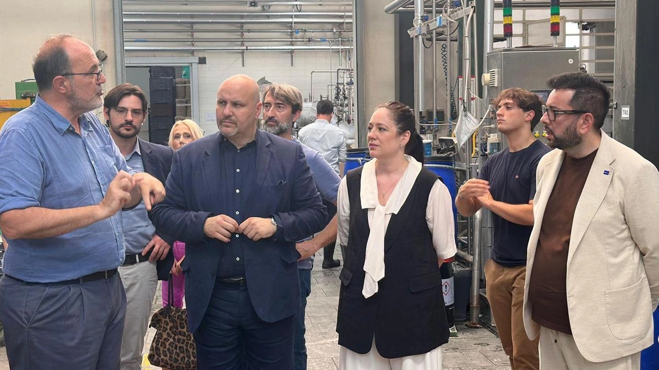 Un momento del tour dei tecnici ministeriali per conoscere la filiera tessile con l’onorevole La Porta e l’europarlamentare Torselli Un momento del tour dei tecnici ministeriali per conoscere la filiera tessile con l’onorevole La Porta e l’europarlamentare Torselli