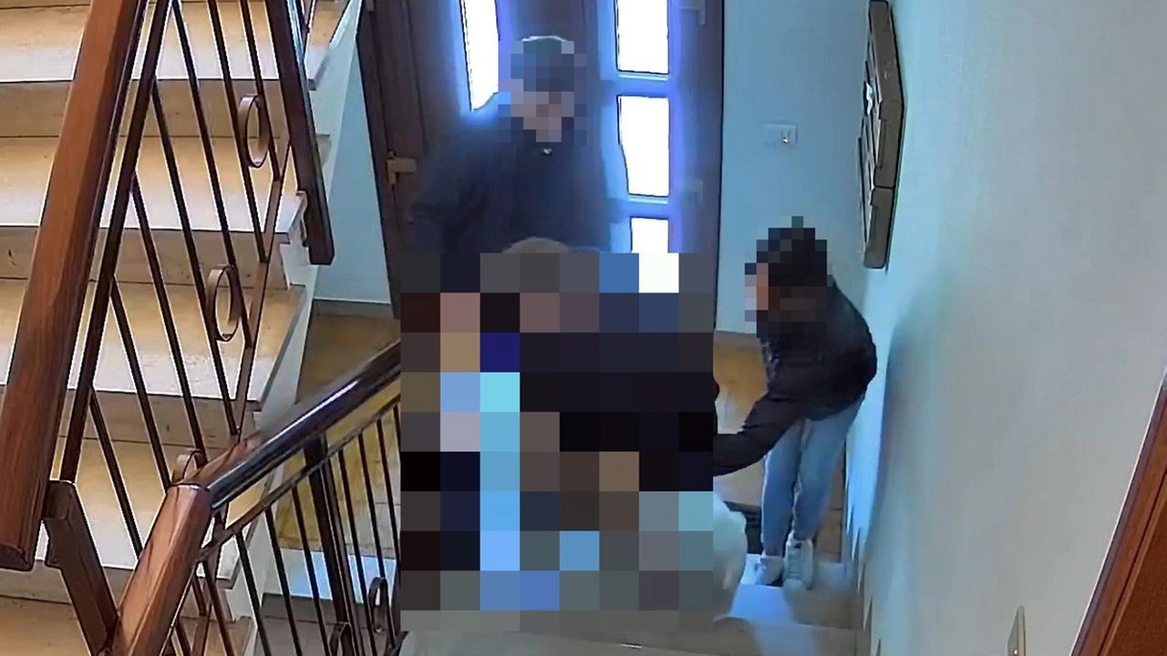 La coppia di malviventi in azione, nel fermo immagine della videosorveglianza La coppia di malviventi in azione, nel fermo immagine della videosorveglianza
