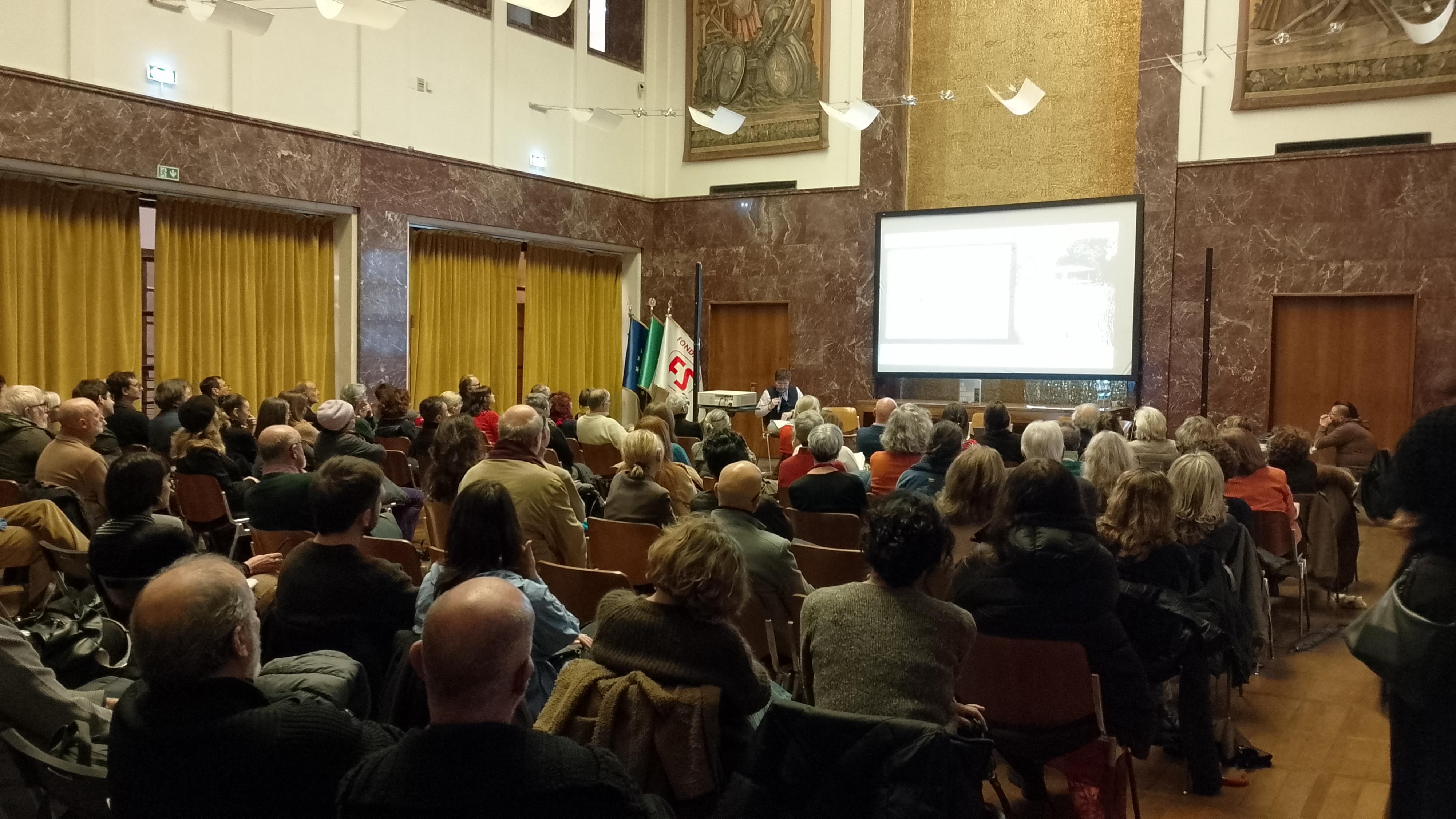 Intimità sotto i riflettori: Fulvio Irace svela la casa tra letto e like Intimità sotto i riflettori: Fulvio Irace svela la casa tra letto e like