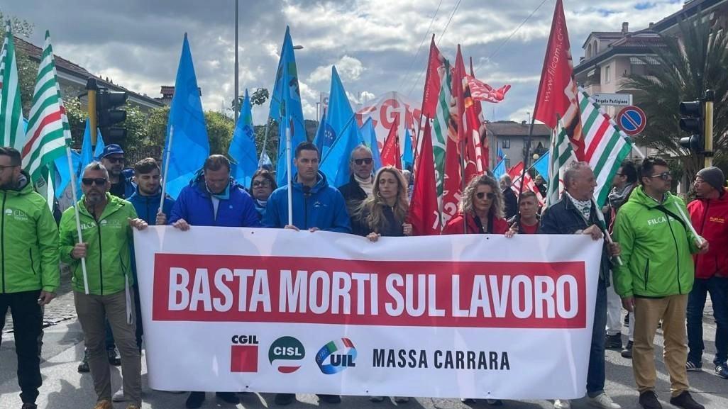 Cgil, Cisl e Uil richiamano l’amministrazione alla tutela dell’occupazione "Serve un nuovo equlibrio e la salvaguardia di un bene non riproducibile" . Cgil, Cisl e Uil richiamano l’amministrazione alla tutela dell’occupazione "Serve un nuovo equlibrio e la salvaguardia di un bene non riproducibile" .