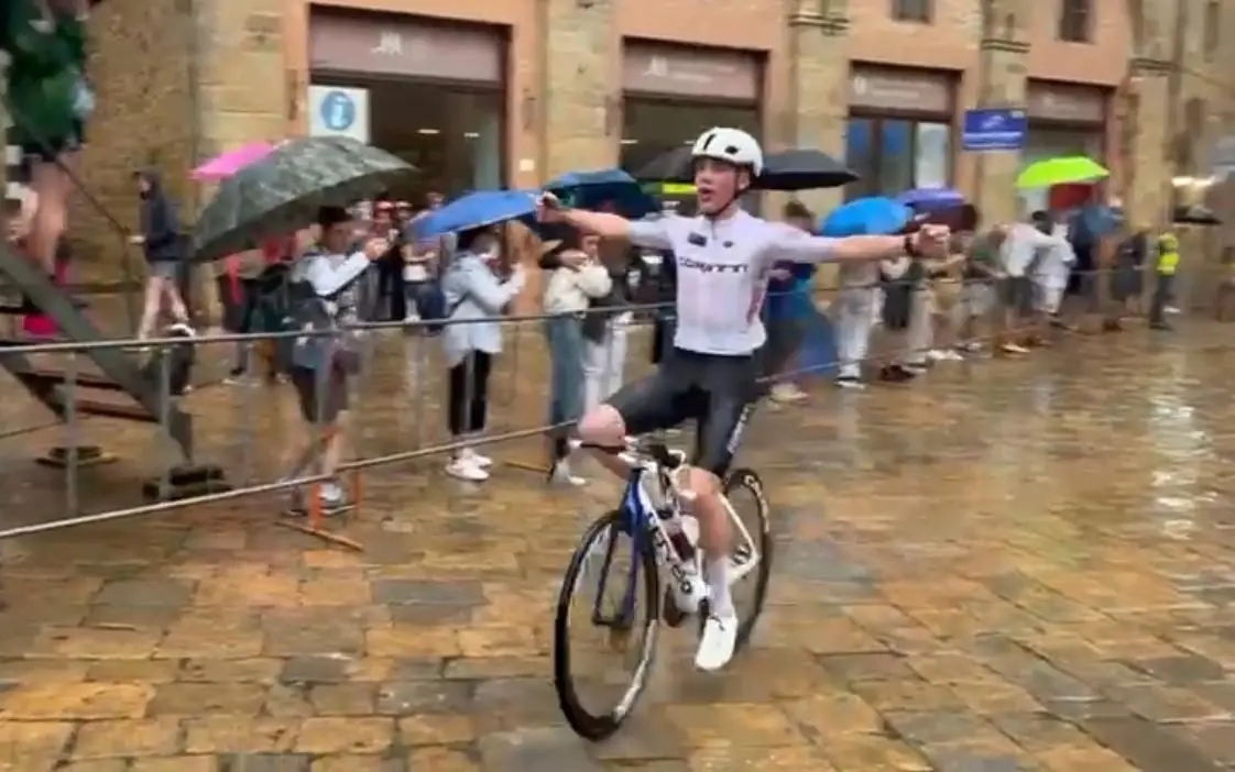 Ciclismo, sotto la pioggia l'australiano Manion vince la Pisa-Volterra
