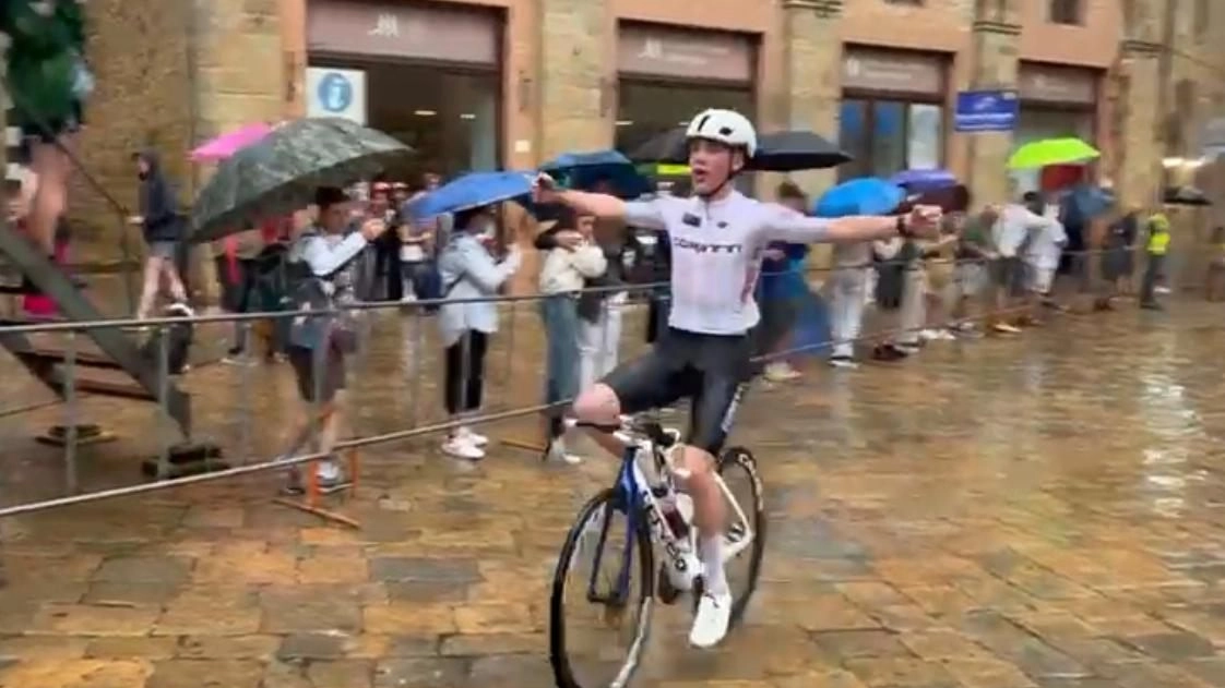Ciclismo, sotto la pioggia l'australiano Manion vince la Pisa-Volterra