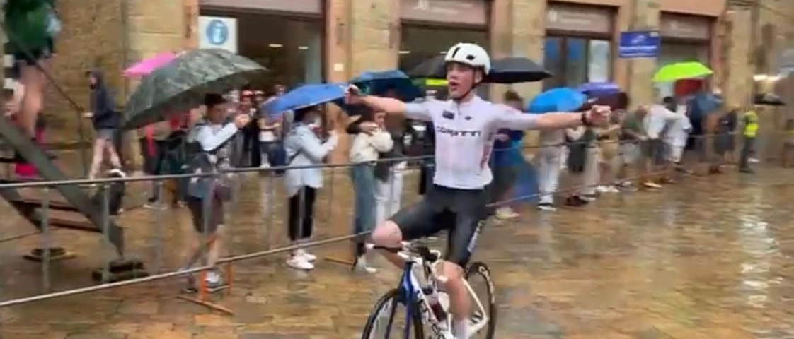 Ciclismo, sotto la pioggia l'australiano Manion vince la Pisa-Volterra
