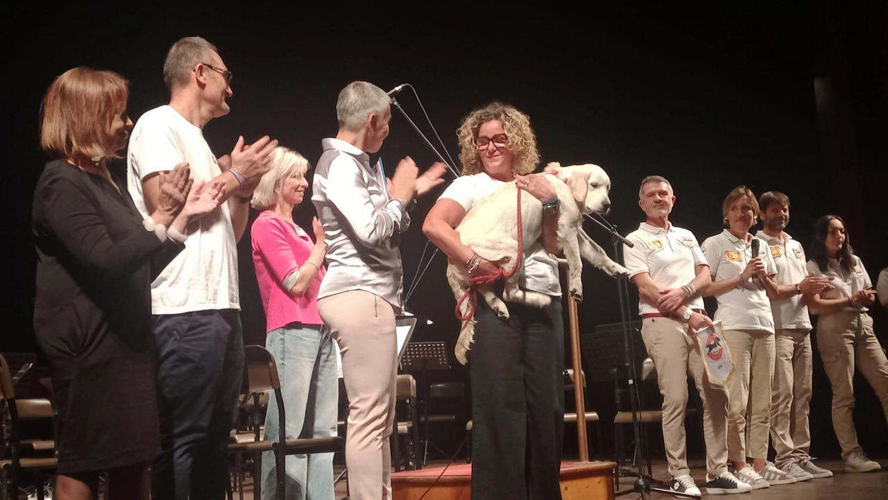 Il cane Alma donato al termine della bella serata Il cane Alma donato al termine della bella serata