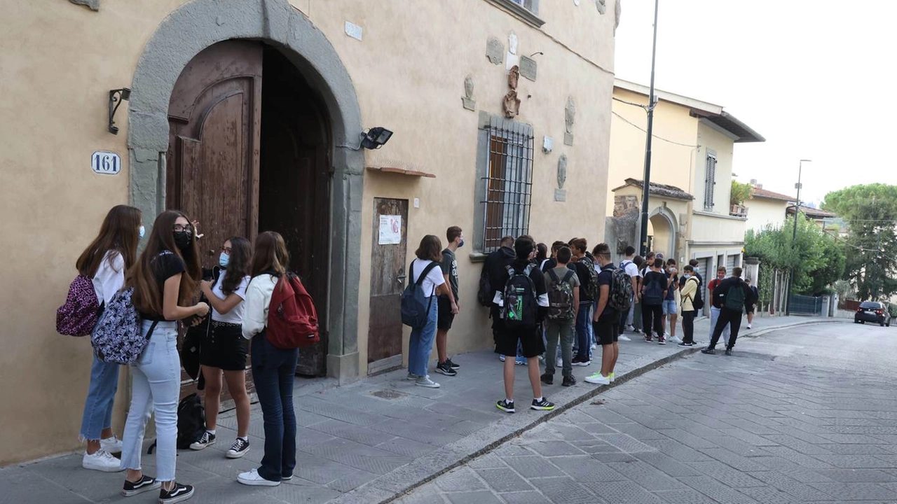 PRESSPHOTO Firenze. Primo giorno di scuola Liceo Rodolico N B i ragazzi sono minori vanno coperti Foto Gianluca Moggi@New Press Photo PRESSPHOTO Firenze. Primo giorno di scuola Liceo Rodolico N B i ragazzi sono minori vanno coperti Foto Gianluca Moggi@New Press Photo