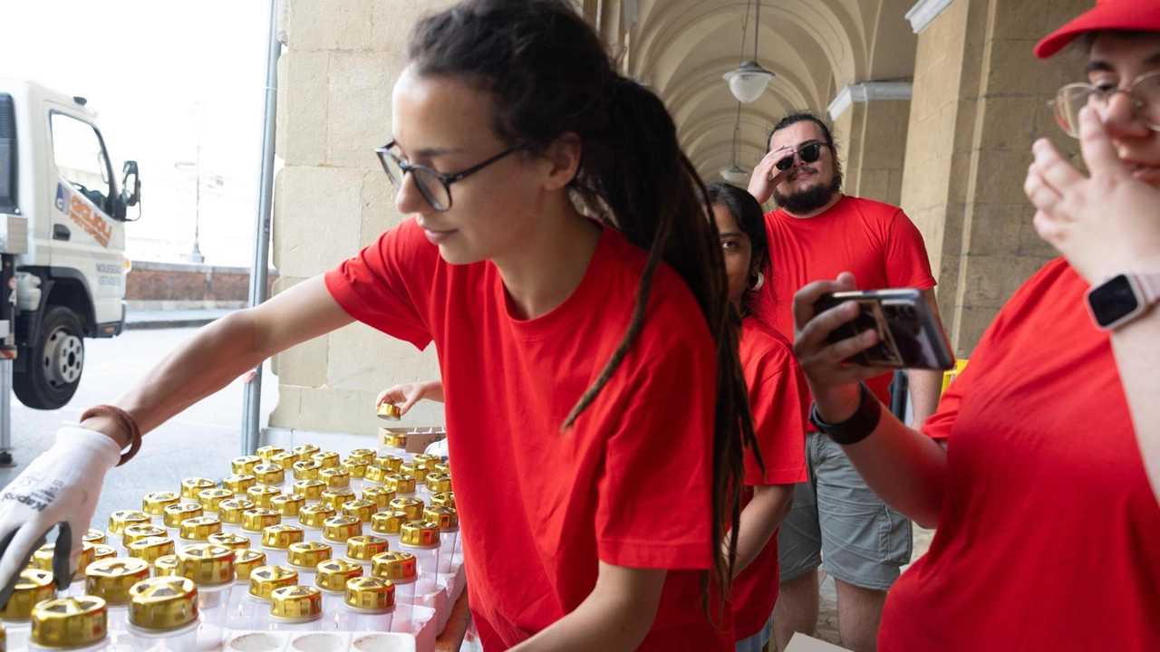 Al lavoro i ragazzi per l’accensione dei lumini (. foto Del Punta per Valtriani Al lavoro i ragazzi per l’accensione dei lumini (. foto Del Punta per Valtriani