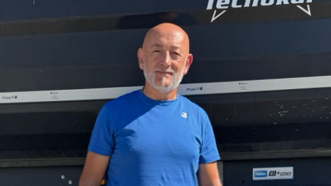 Andrea il camionista eroe evita la tragedia: mette il tir di traverso in superstrada e blocca un'auto contromano. “Ho agito d’istinto” / 