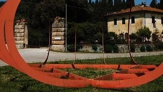 La scultura, collocata all’ingresso della villa, segna il polo d’arte. Realizzata nel 1986, si era deteriorata a causa degli agenti atmosferici. La Fondazione Gori ha finanziato l’intero intervento di riqualificazione.