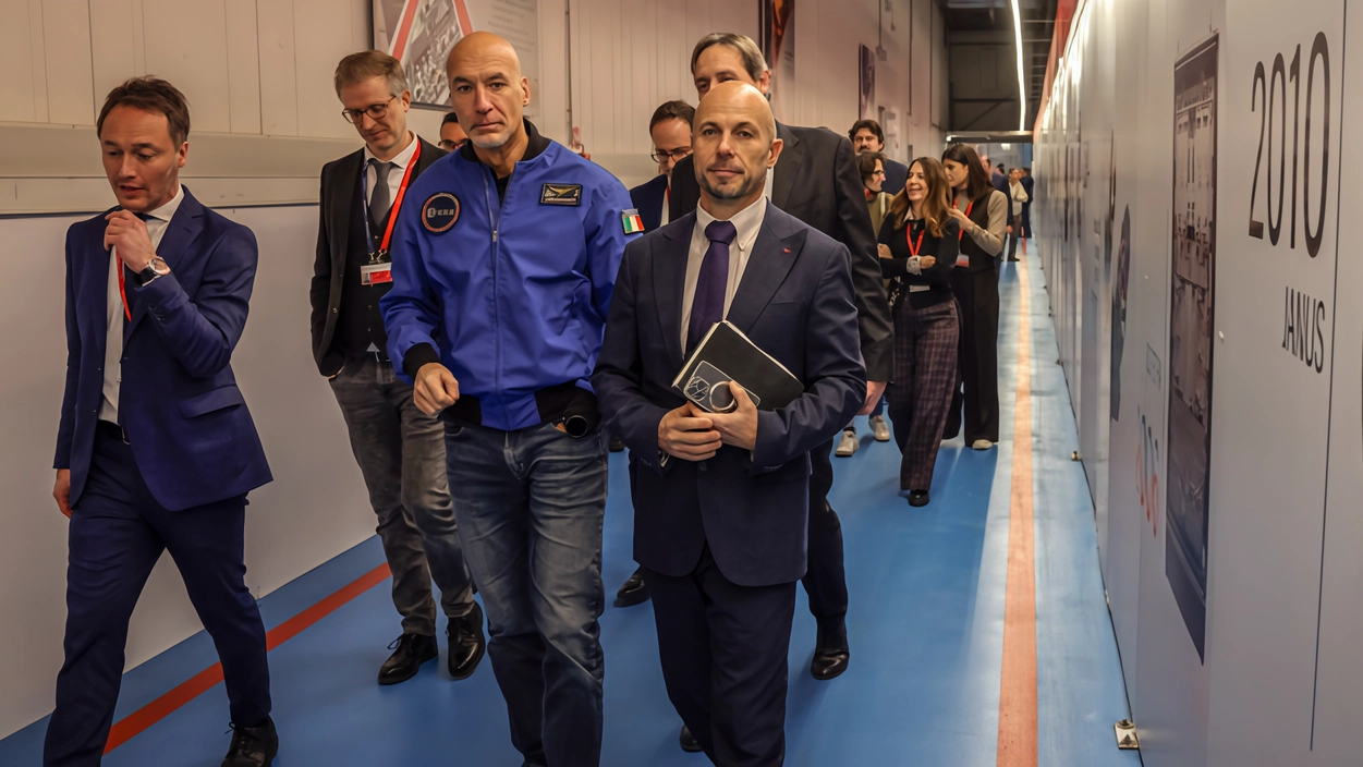 Visita dell’astronauta a Campi: "Colpito dall’impegno e dalla dedizione di chi lavora qui". Nuova area di mille metri quadrati per ospitare la camera per il simulatore spaziale. .