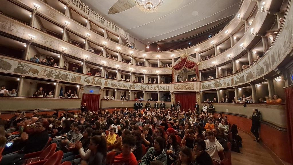 Oltre 600 persone nel pubblico per il concerto inaugurale dell’anno scolastico 2024-2025 grazie al progetto dell’Ufficio scolastico che vuole essere occasione di crescita per tutti gli studenti . Oltre 600 persone nel pubblico per il concerto inaugurale dell’anno scolastico 2024-2025 grazie al progetto dell’Ufficio scolastico che vuole essere occasione di crescita per tutti gli studenti .