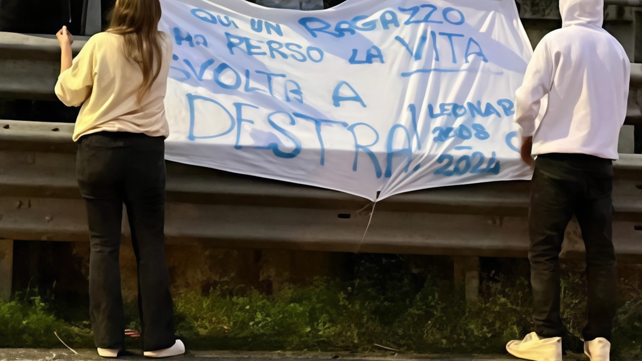 Il telo bianco. con la scritta «Qui un ragazzo ha perso la vita. Svolta a destra» messo all’incrocio fra via Marco Polo e via Galvani Il telo bianco. con la scritta «Qui un ragazzo ha perso la vita. Svolta a destra» messo all’incrocio fra via Marco Polo e via Galvani