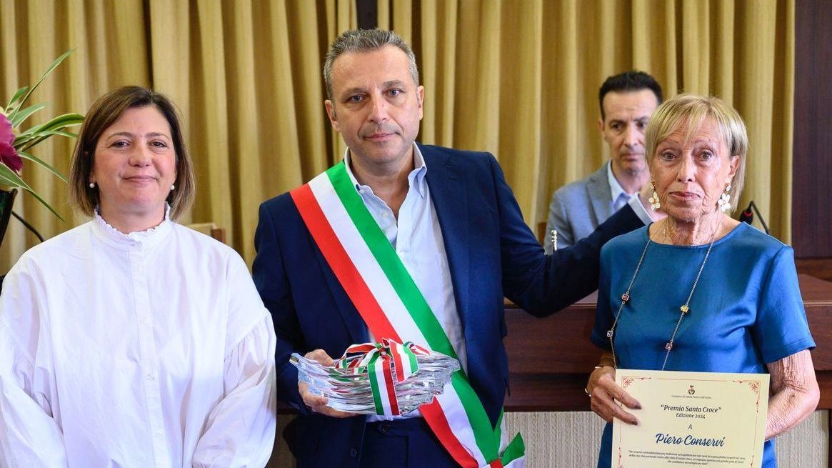 Il sindaco Giannoni e la ex sindaca Deidda con Ornella Masoni vedova Conservi Il sindaco Giannoni e la ex sindaca Deidda con Ornella Masoni vedova Conservi